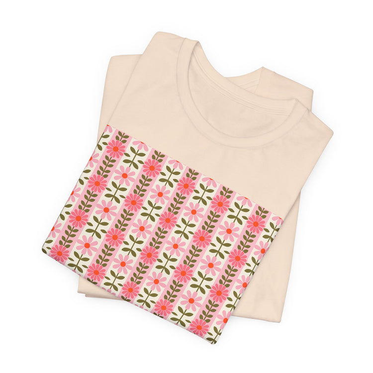 Retro Daisy Blooms T-shirt in soft-cream – original NewGiftDay design